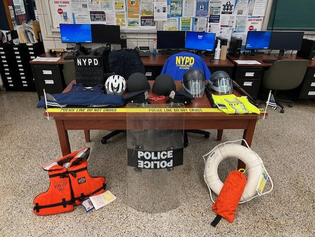 Huge thanks to NYPD Mounted and NYPD CRC's K9 officers for coming out and making our Park Children's Day School students' tour of the 20th Precinct so memorable! The Kids had an amazing time!