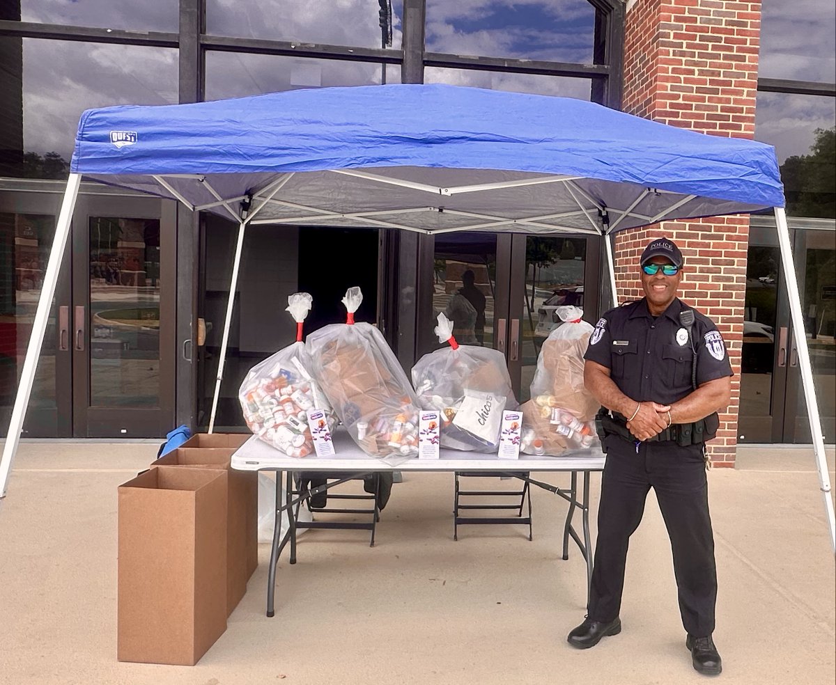 Officer Johnson was back again for DEA Drug Takeback Day to collect an impressive...🥁🥁🥁... 89 POUNDS!!!💥We would like to give a huge thanks to the Spider community (and beyond) for another successful Takeback! 👏👏👏
#DEATakeBack #URPolice #CommunityFirst #TakeBackDay
📷
