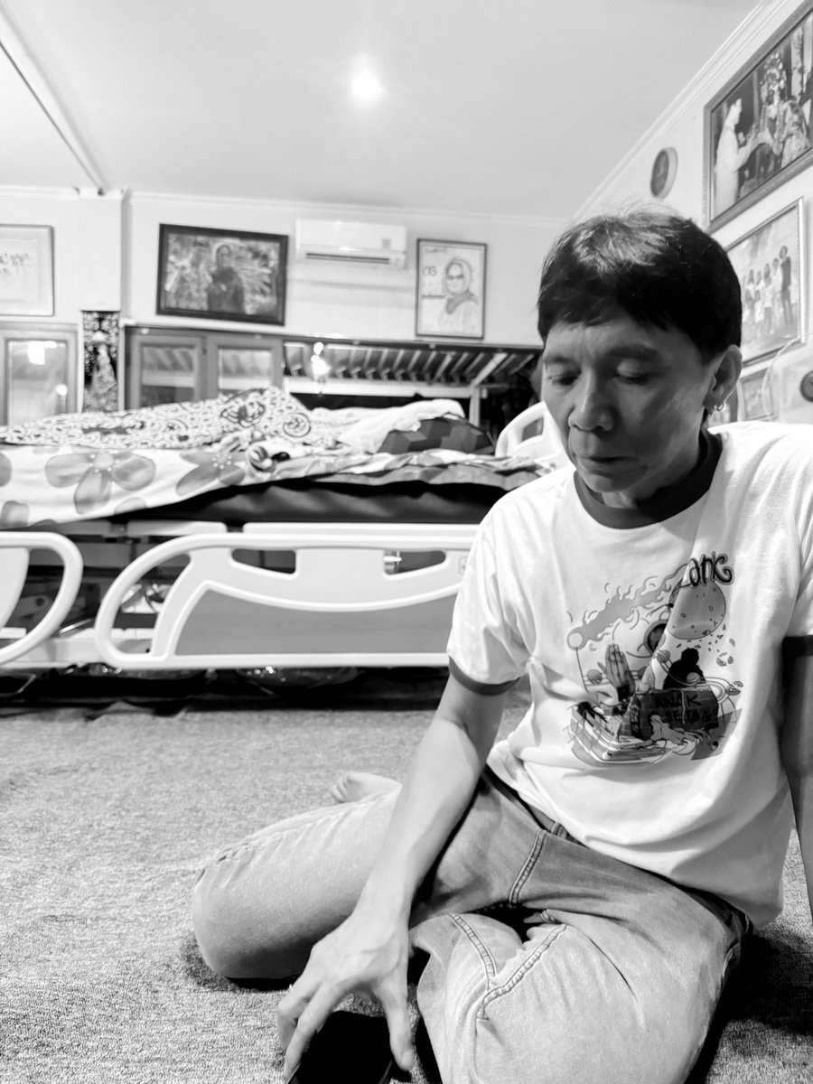 davidbayu's tweet image. Om Bimbim didekat jenazah Bunda Iffet
