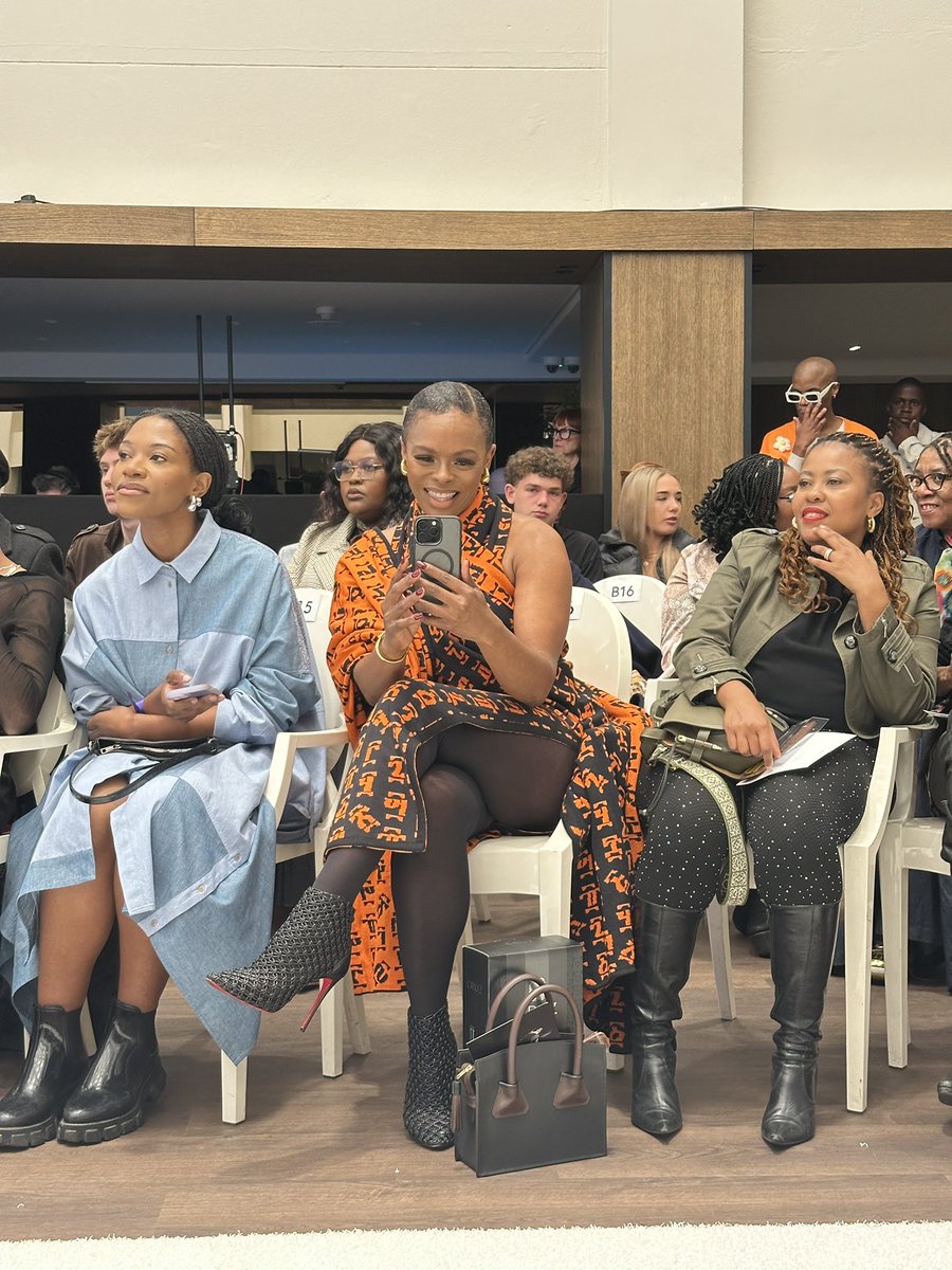 PennyLebyane's tweet photo. @Leratokganyago @Miss_LIRA She shoots me l shot her... #Unsta and  her #Lebby with #Bushbuckridge's finest designer and a retail superstar my baby sis #LufiD who dresses mama #YvonneChakaChaka amongst others  at @safashionweek for #NakedApe #Rubicon for Day2🙌🏽🇿🇦 https://t.co/fQaW4FA1ae