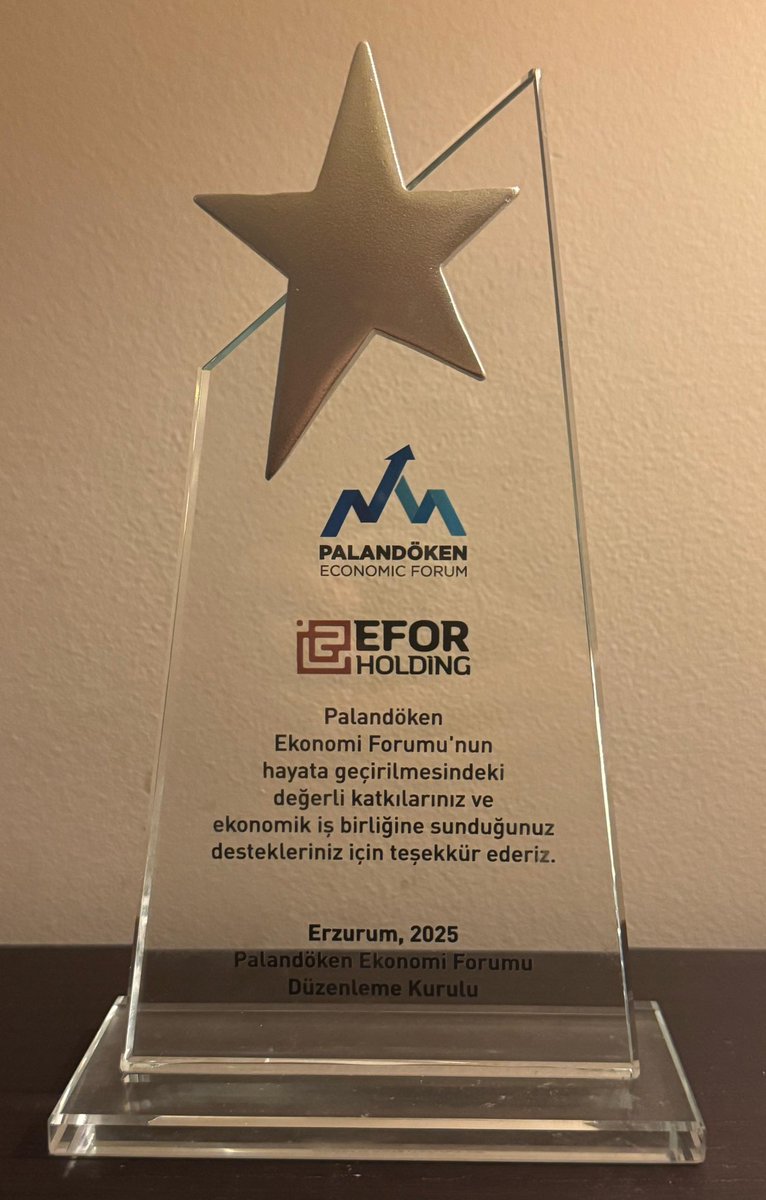“Cumhurbaşkanlığımızın himayelerinde düzenlenen Palandöken Ekonomi Forumu’nda, Efor Holding olarak ana sponsorlar arasında yer almanın onurunu yaşadık. Bu anlamlı organizasyonda, ülkemizin geleceğine katkı sunmanın mutluluğunu Cumhurbaşkanı Yardımcımızın elinden aldığımız