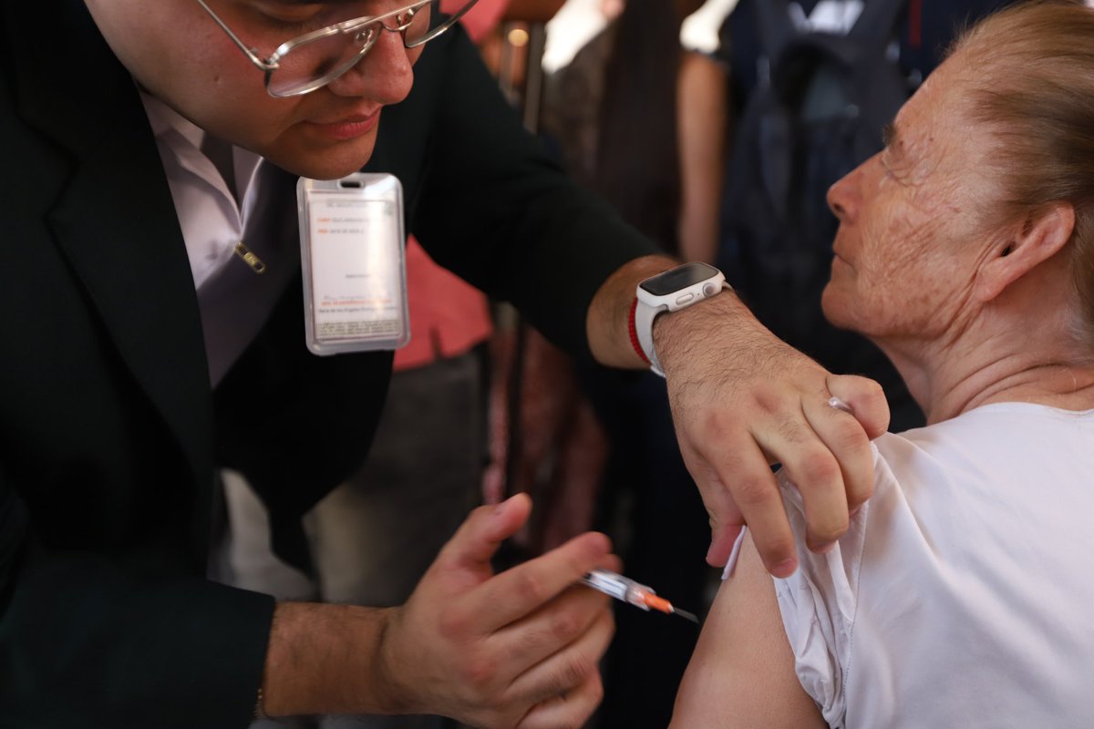 JCFloresMiramon's tweet photo. Hoy dio inicio la Semana Nacional de Vacunación 2025 en Jalisco. Reitero el compromiso con el secretario de Salud, @HectorRaulPG, de sumarnos desde la @SecEducacionJal a esta campaña para proteger la salud y el bienestar de nuestras niñas y niños. https://t.co/XBjfWsRvzQ