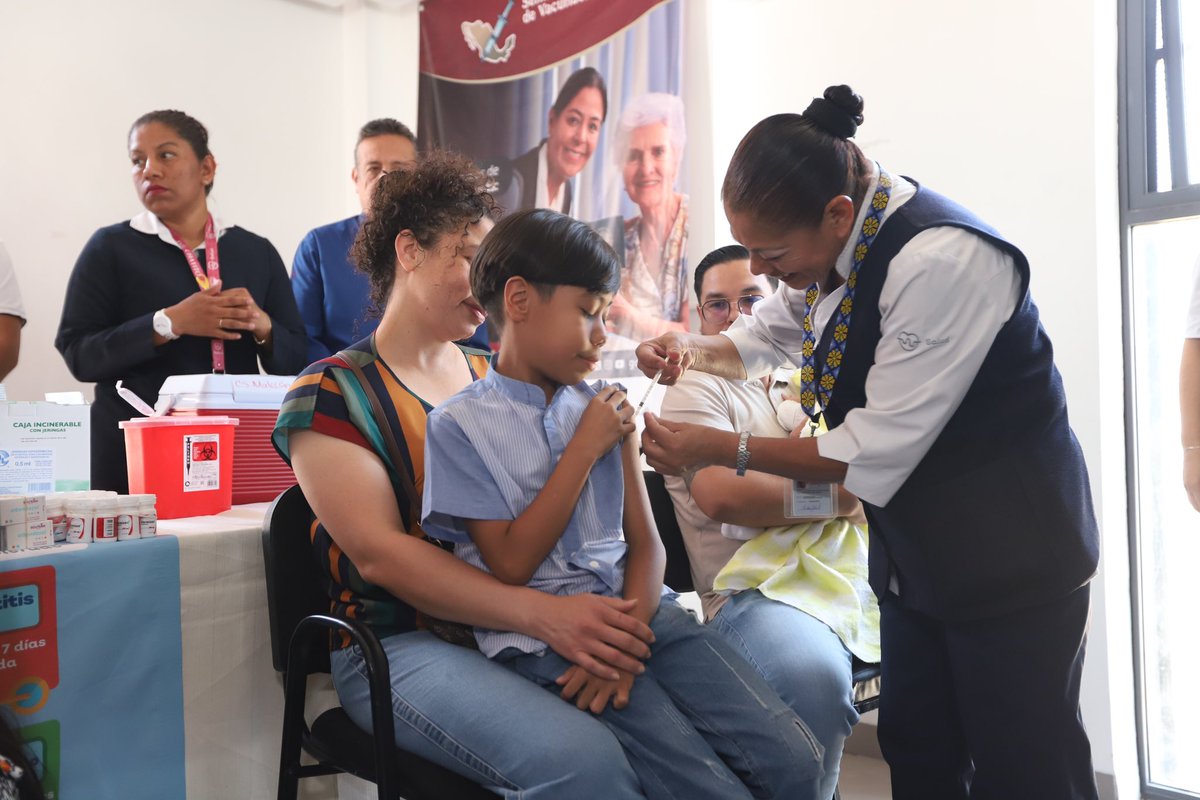 JCFloresMiramon's tweet photo. Hoy dio inicio la Semana Nacional de Vacunación 2025 en Jalisco. Reitero el compromiso con el secretario de Salud, @HectorRaulPG, de sumarnos desde la @SecEducacionJal a esta campaña para proteger la salud y el bienestar de nuestras niñas y niños. https://t.co/XBjfWsRvzQ