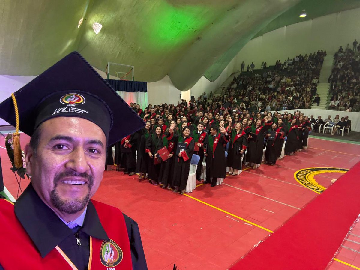 Hoy incorporamos a 296 magísteres provenientes de todas las regiones del Ecuador y de países hermanos como Colombia y Perú.

Donde vayan, recuerden que la <a href="/UNLoficial/">Universidad Nacional de Loja</a> será siempre su segundo hogar, porque el futuro está aquí, y ustedes son sus protagonistas.

¡Felicidades!