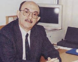 fqpe_2's tweet photo. ODTÜ İşletme Fakültesi'nin Stratejik Yönetim dersinde hoca tek soruluk bir sınav yapmaya karar verir. Tam da dersin adının hakkını vererek tahtaya "what is risk?" yazar. Bütün öğrenciler canhıraş bir şekilde kağıtlarını doldurmaya çalışırlarken içlerinden bir tanesi https://t.co/q15MQpxVM9