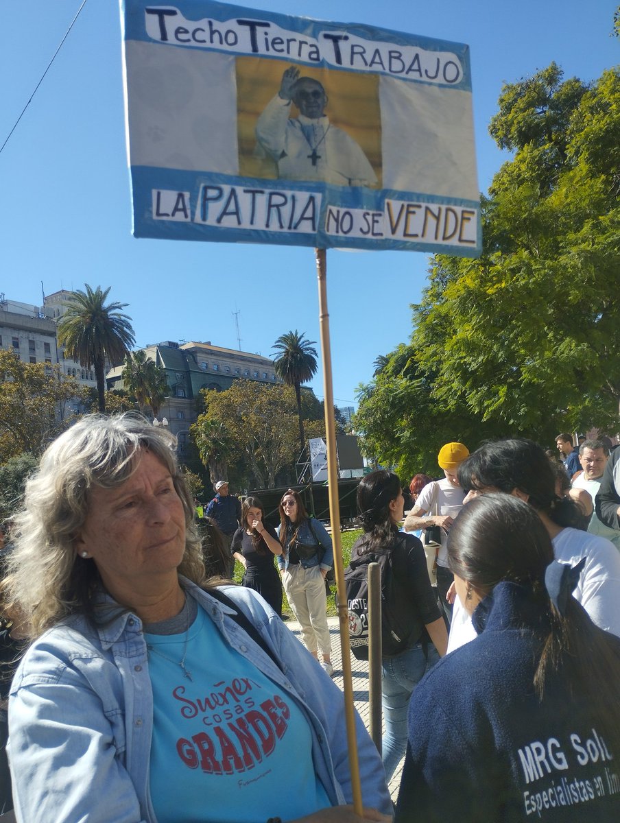 Gurbanoc's tweet photo. Despedida al Papa Francisco en Buenos Aires https://t.co/suiaNI3Sjy