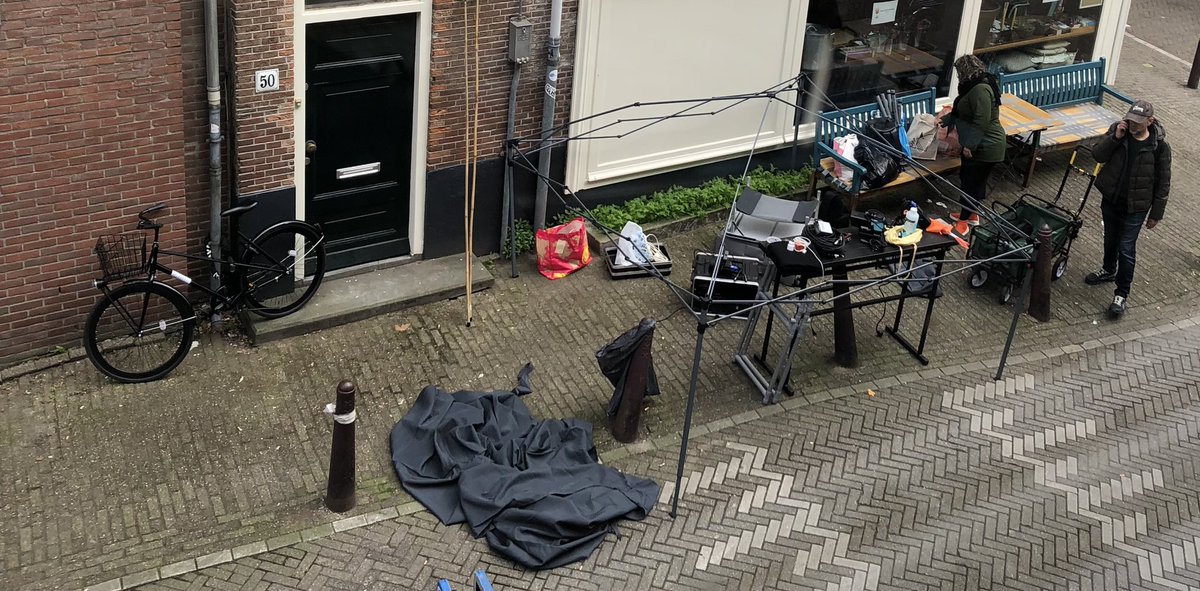 MonicaKeyzer's tweet image. 3 jaar op een rij een dj voor m’n deur met keiharde house. De gemeente kon geen informatie geven of dit nu wel of niet mocht. Nu brief vd gemeente over Koningsdag daar stond in geen versterkte muziek zonder vergunning behalve voor bewoners. Om 9.00 zag ik dj zijn spullen 1/2