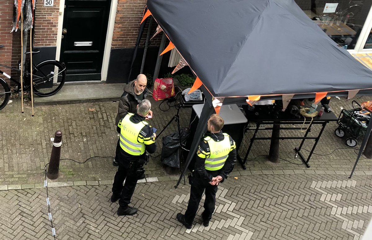 MonicaKeyzer's tweet image. 3 jaar op een rij een dj voor m’n deur met keiharde house. De gemeente kon geen informatie geven of dit nu wel of niet mocht. Nu brief vd gemeente over Koningsdag daar stond in geen versterkte muziek zonder vergunning behalve voor bewoners. Om 9.00 zag ik dj zijn spullen 1/2
