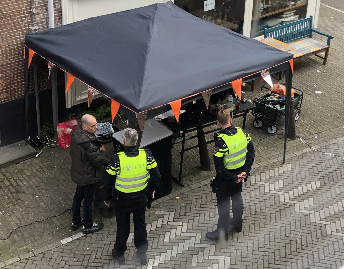 MonicaKeyzer's tweet image. 3 jaar op een rij een dj voor m’n deur met keiharde house. De gemeente kon geen informatie geven of dit nu wel of niet mocht. Nu brief vd gemeente over Koningsdag daar stond in geen versterkte muziek zonder vergunning behalve voor bewoners. Om 9.00 zag ik dj zijn spullen 1/2