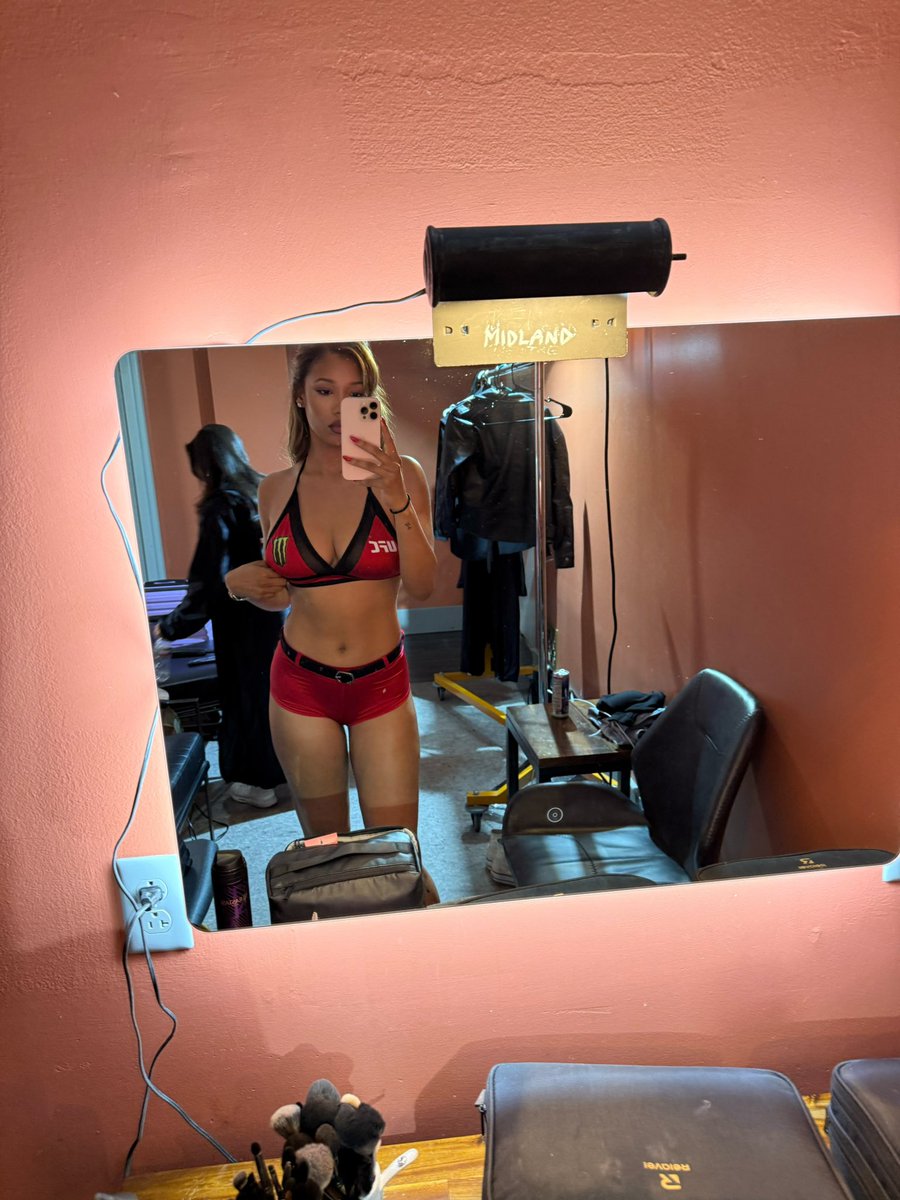 Going live in 10 mins! Come hang, and chit chat while I get ready for the fights 🫶🏽 linktr.ee/Brookliynwren?…