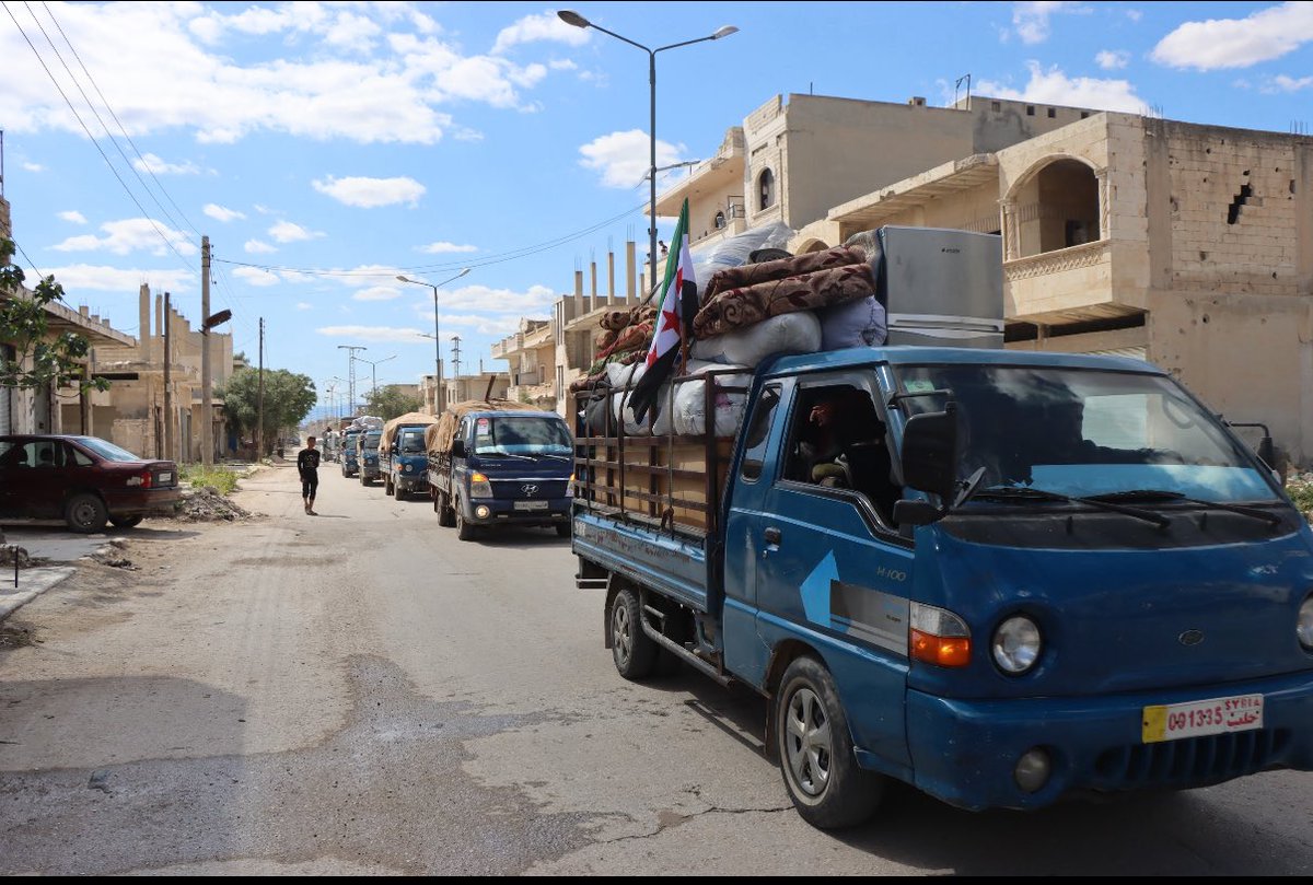 في طريق العودة من جسر الشغور إلى دمشق، كانت قوافل العائدين من المخيمات تسير كأنها مواكب حياة لأرواح تُولد من جديد، وجوه تملؤها البهجة رغم الدمار الذي خلّفته الحرب، بيوتٌ مهدمة لكنها عامرة بالذكريات والكرامة، بين أنقاض الحجارة، تنبض حكايات شعب دفع أغلى ما يملك ثمناً للحرية