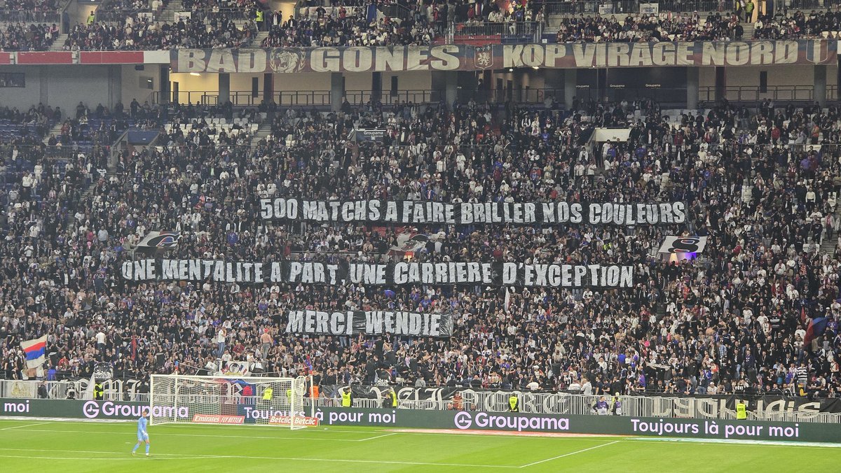 clem_reporter's tweet photo. « 500 matchs à faire briller nos couleurs, une mentalité à part, une carrière d’exception, merci Wendie. »

Le beau message des supporters lyonnais pour Wendie Renard lors du match OL-Stade Rennais en Ligue 1. 🫶🏻❤️💙

📸 @GonebackOff https://t.co/e4ubscOYGj