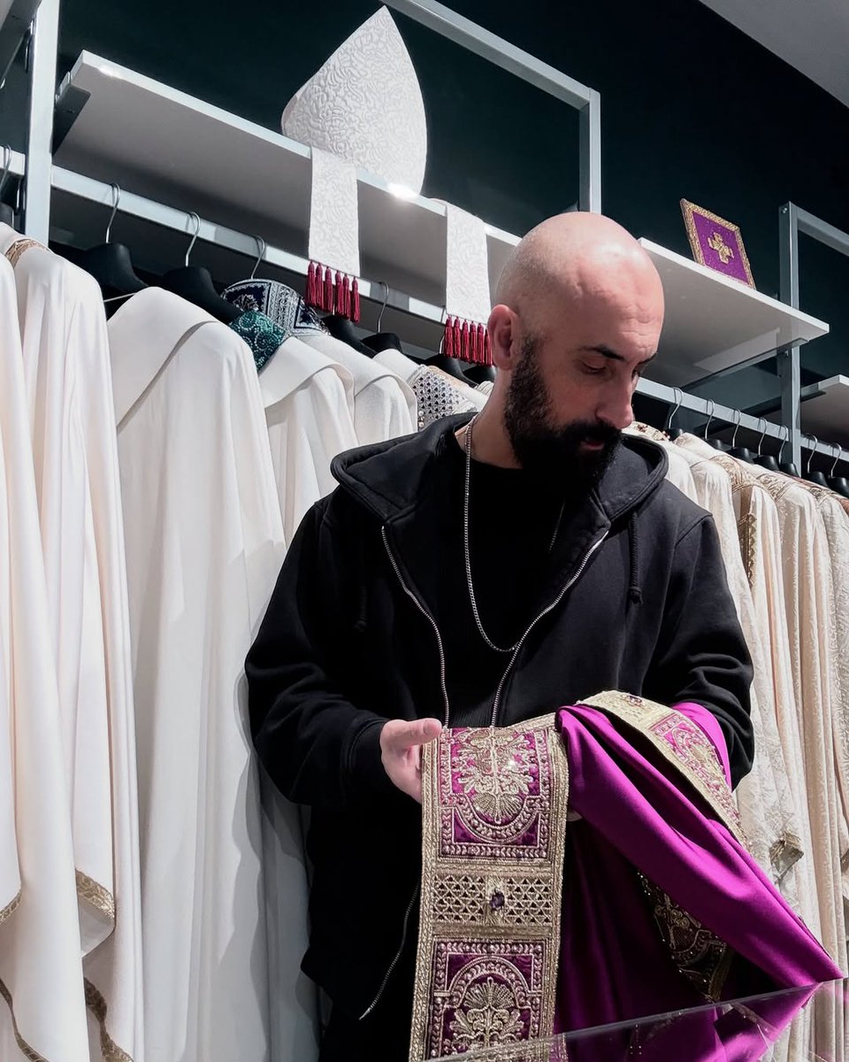 Life and Style (@lifeandstylemex) on Twitter photo Filippo Sorcinelli, el diseñador del Papa que rompe esquemas católicos
Conocido como ‘el sastre del Papa’, el diseñador italiano crea las vestimentas sacramentales y accesorios de actos litúrgicos.
Abrimos hilo para contarte más 🧵👇
🖋️: <a href="/AkulkaN/">Ana Jengibre (ella/she)</a>
📸: IG/filippo_sorcinelli Filippo Sorcinelli, el diseñador del Papa que rompe esquemas católicos
Conocido como ‘el sastre del Papa’, el diseñador italiano crea las vestimentas sacramentales y accesorios de actos litúrgicos.
Abrimos hilo para contarte más 🧵👇
🖋️: <a href="/AkulkaN/">Ana Jengibre (ella/she)</a>
📸: IG/filippo_sorcinelli