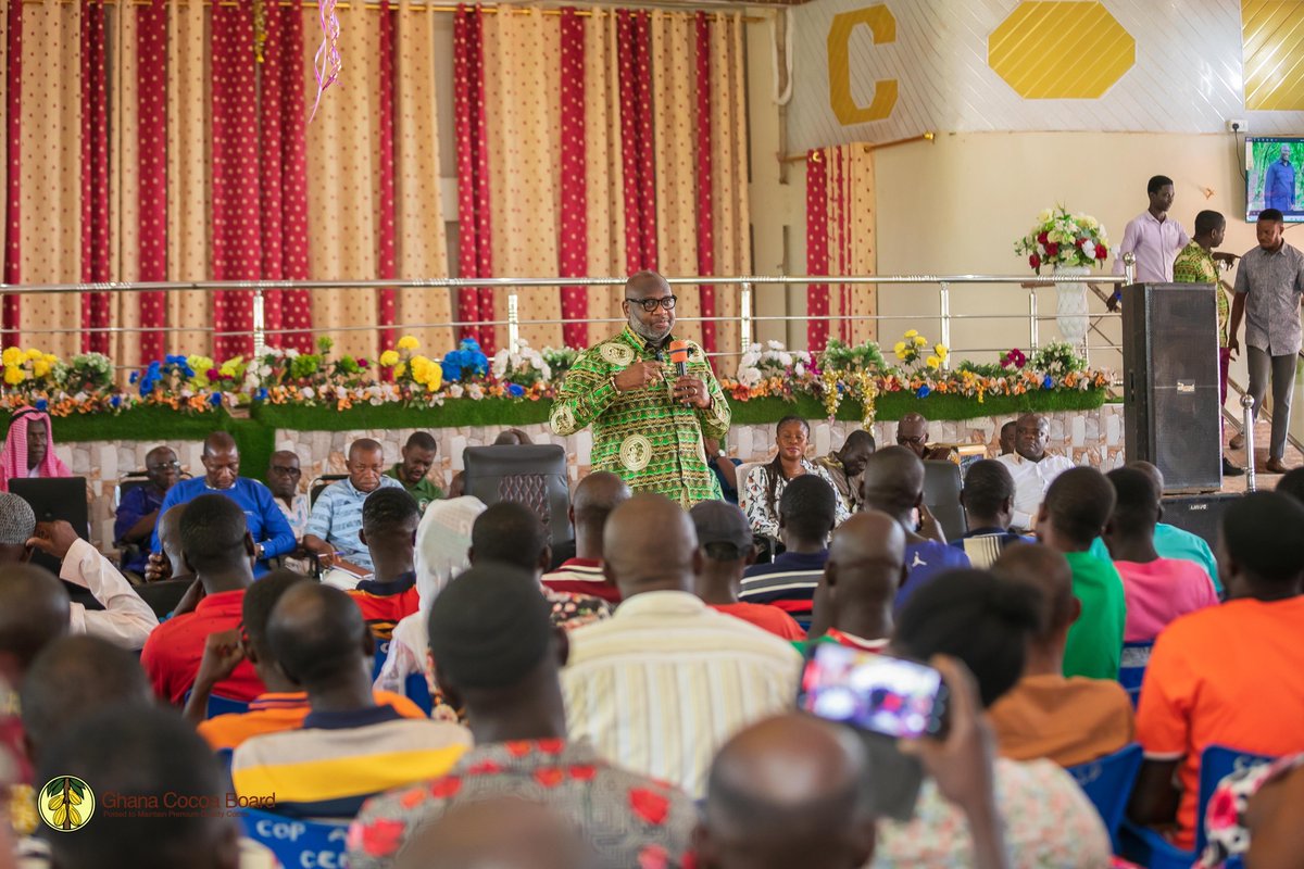 ghcocobod's tweet photo. Earlier at a packed durbar in Samreboi, Dr. R. Abbey engaged cocoa farmers, reaffirming COCOBOD’s commitment to stronger farmer support, higher productivity, better livelihoods, and a vibrant cocoa industry. Brighter harvests are ahead! #EmpoweringFarmers #ProtectOurCocoa https://t.co/ZsRaZpJ6CB