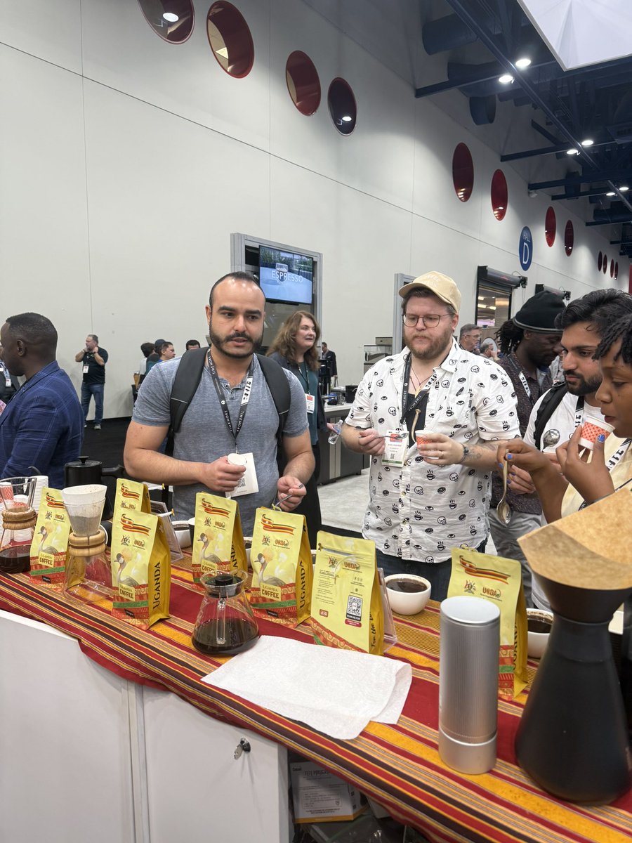 UgaEmbaWashDC's tweet image. Uganda Embassy in collaboration with @MAAIF_Uganda hosted a cupping session attracting an incredible turnout of coffee lovers and enthusiasts to taste Uganda’s rich flavored coffees at Specialty Coffee Expo. @SpecialtyCoffee
@UgandaMFA
@mofpedU
@UG_Parliament