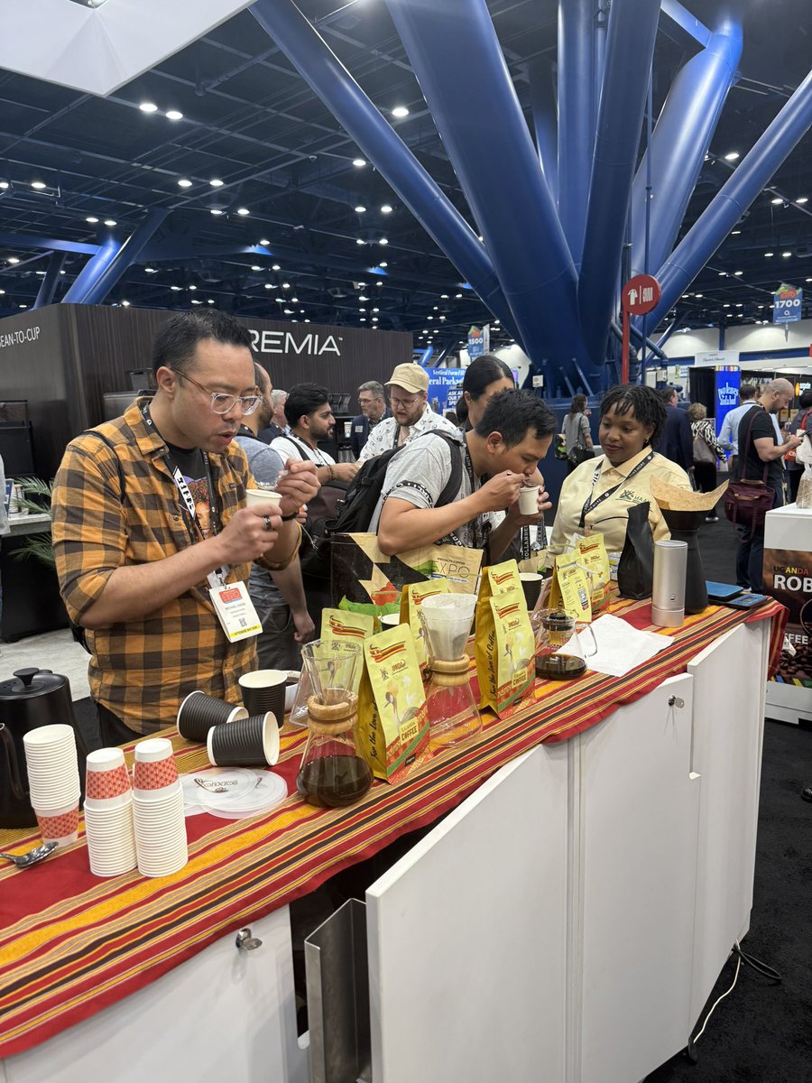 UgaEmbaWashDC's tweet image. Uganda Embassy in collaboration with @MAAIF_Uganda hosted a cupping session attracting an incredible turnout of coffee lovers and enthusiasts to taste Uganda’s rich flavored coffees at Specialty Coffee Expo. @SpecialtyCoffee
@UgandaMFA
@mofpedU
@UG_Parliament