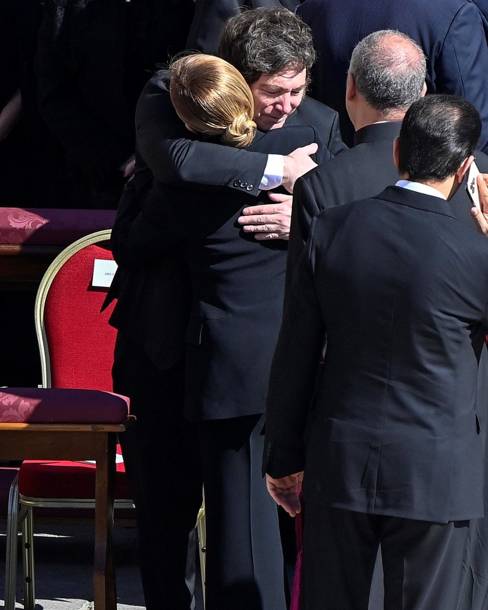 "Javier Milei": 

Por este abrazo que se dio el Presidente con Giorgia Meloni.