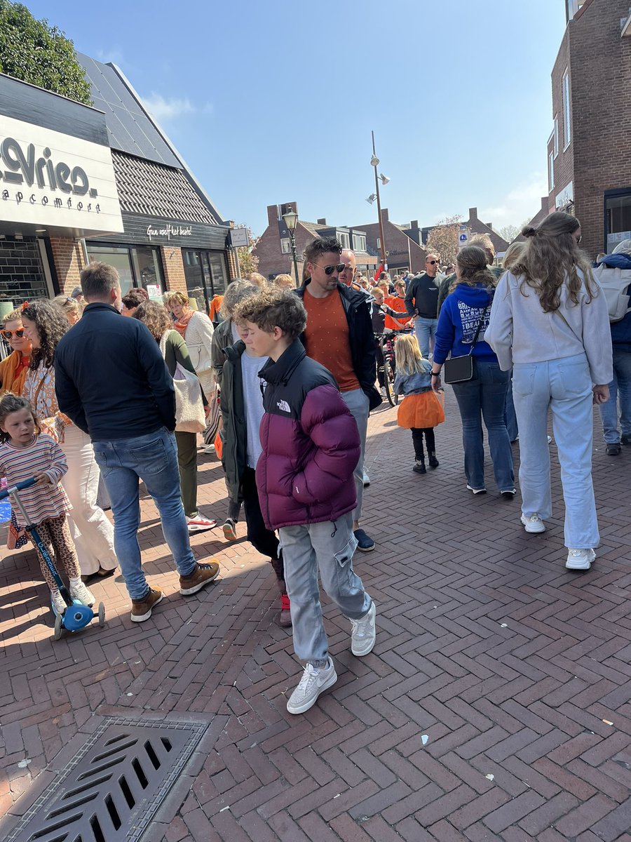 Schitterende Koningsdag met vele en enthousiaste belangstellenden bij de aubades in Eemdijk en Bunschoten-Spakenburg, veel publiek bij kleedjesmarkt in Spakenburg en bij feestmarkt IJsselmeervogels! Oranjeverenigingen en alle organisatoren heel erg bedankt voor deze stralende dag