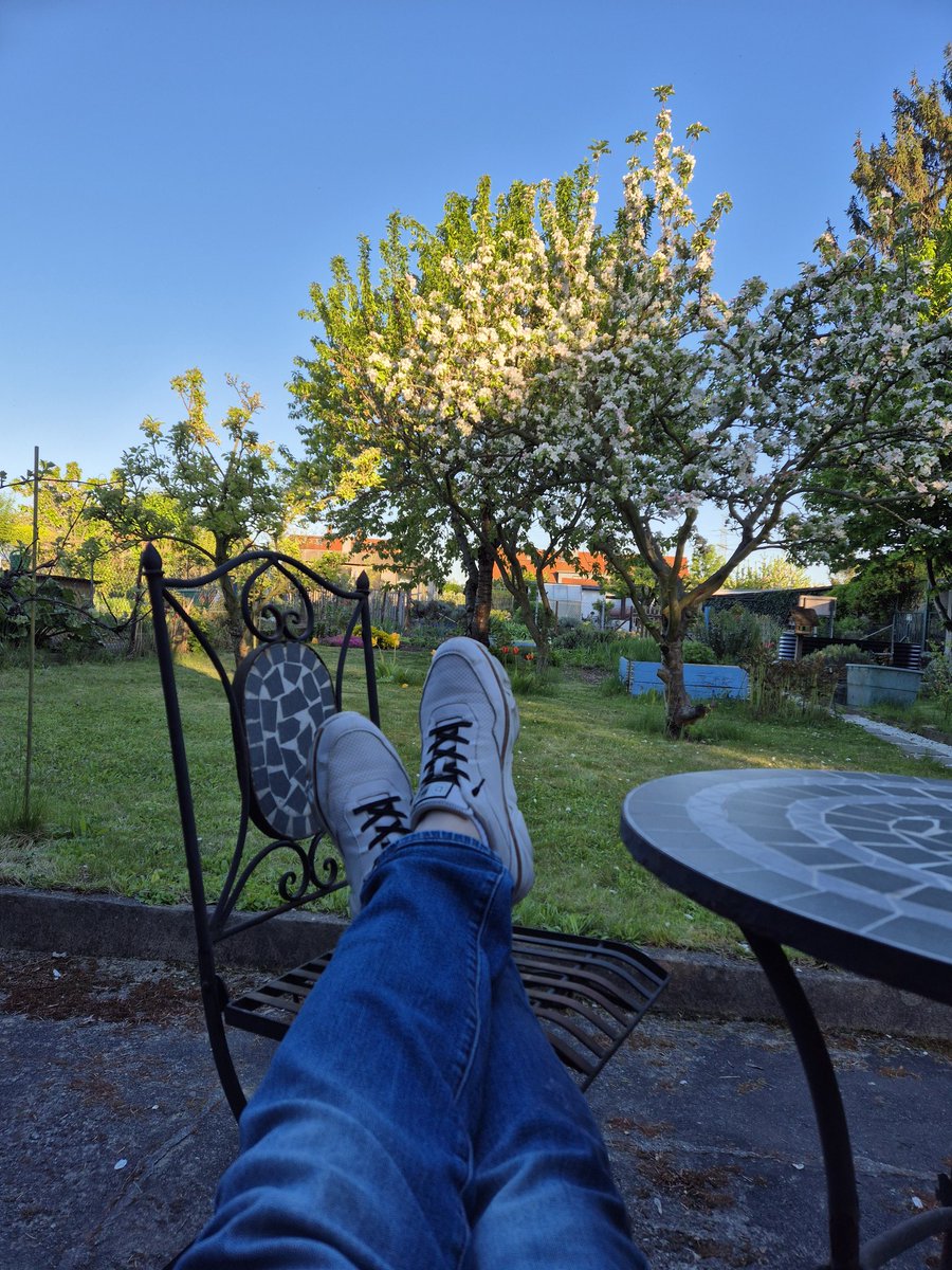 Mein Tag in Bildern,  im Garten einige getan und ein kleine Pause war auch drin 😅🍀🌷🌸😊.