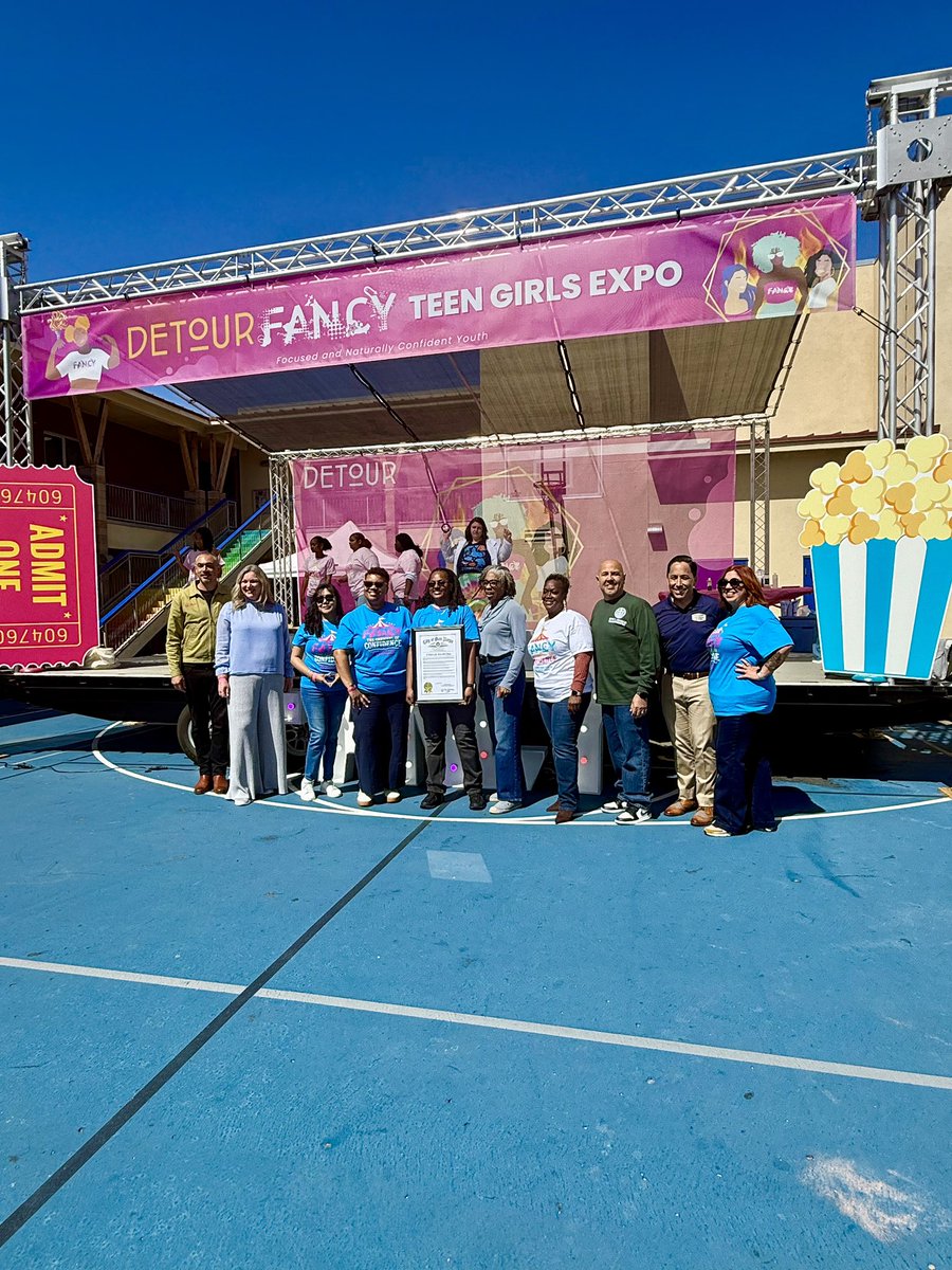 MayorToddGloria's tweet photo. Today's F.A.N.C.Y Teen Girls Expo in #ChollasView was all about empowerment, opportunity, and believing in the brilliance of our young women. We're committed to building a future where every girl has the tools, support, and opportunity to achieve her dreams. #Forward #ForAllofUs https://t.co/VWAsf9RtzK