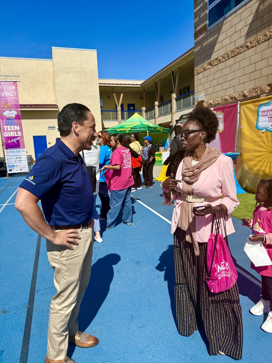 MayorToddGloria's tweet photo. Today's F.A.N.C.Y Teen Girls Expo in #ChollasView was all about empowerment, opportunity, and believing in the brilliance of our young women. We're committed to building a future where every girl has the tools, support, and opportunity to achieve her dreams. #Forward #ForAllofUs https://t.co/VWAsf9RtzK