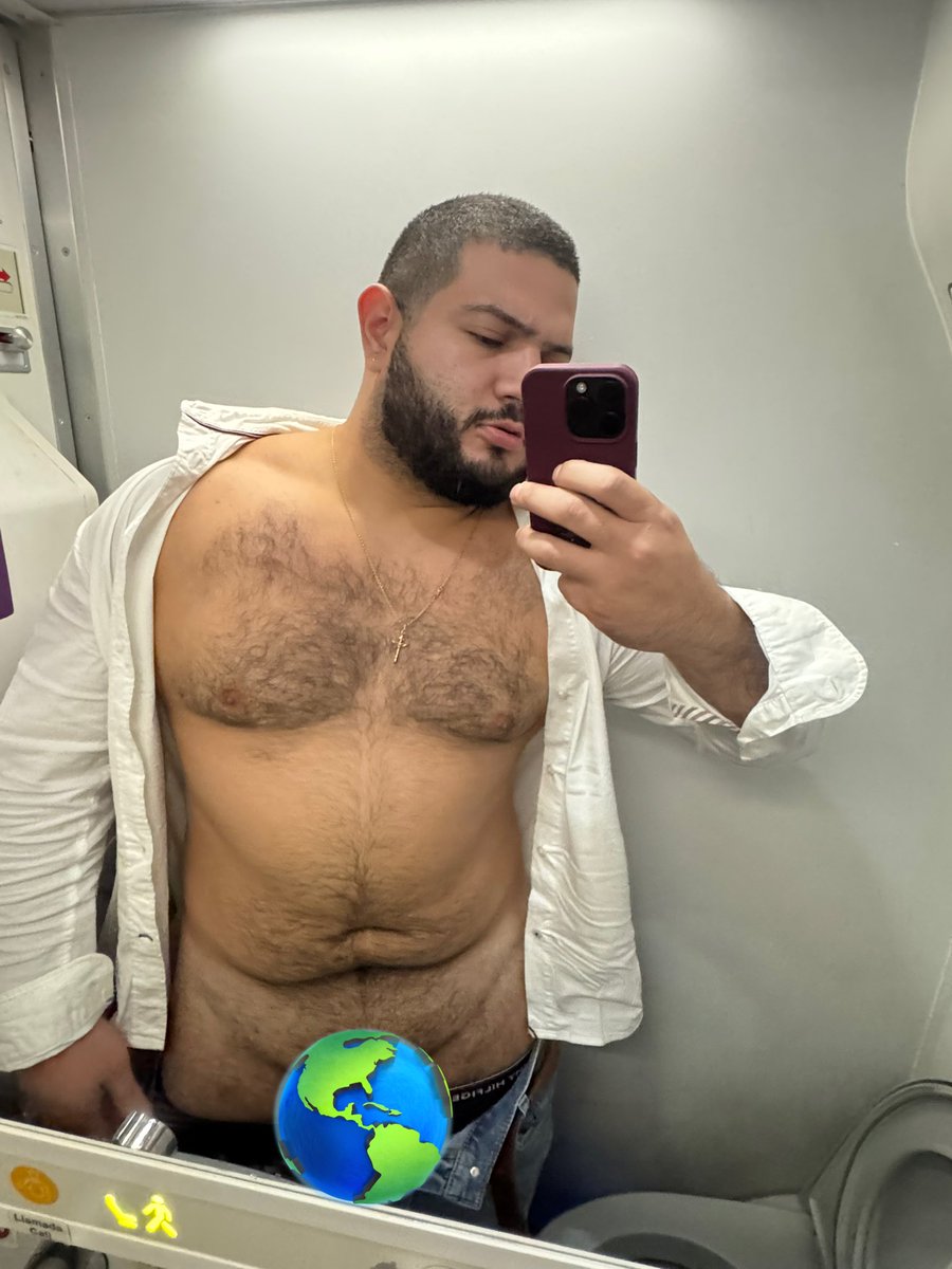 En el avión 🥵 

Más contenido en la página azul 😈

onlyfans.com/leogarciadubb