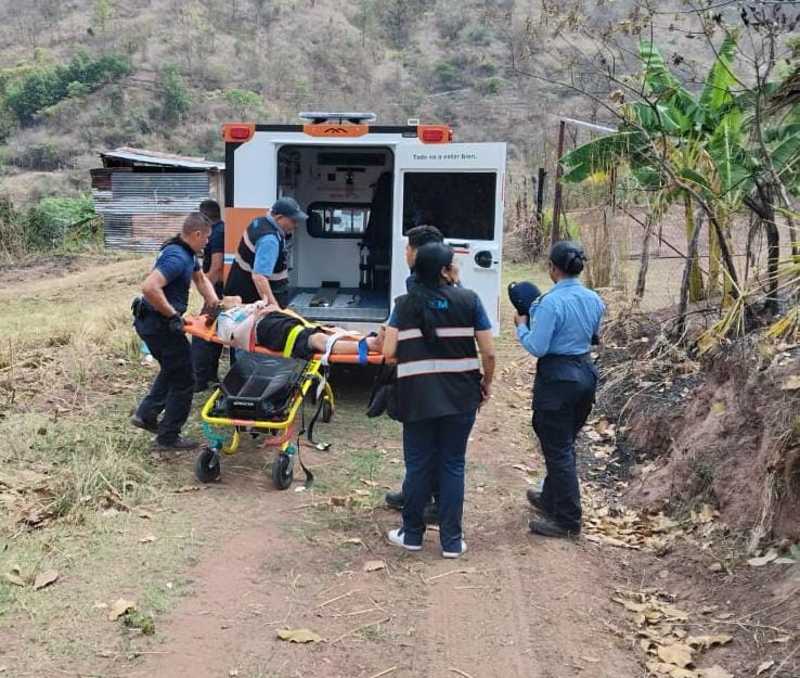 Policía Nacional de Honduras (@policiahonduras) on Twitter photo ¡ENCONTRAMOS A ABUELITA QUE ESTABA DESAPARECIDA!
Gracias a una intensa búsqueda en una zona boscosa de la capital, funcionarios policiales recién egresados del ITP, lograron localizar con vida a la abuelita, que había sido reportada como desaparecida por sus familiares.
<a href="/hegusave/">Gustavo Sanchez Velasquez</a> ¡ENCONTRAMOS A ABUELITA QUE ESTABA DESAPARECIDA!
Gracias a una intensa búsqueda en una zona boscosa de la capital, funcionarios policiales recién egresados del ITP, lograron localizar con vida a la abuelita, que había sido reportada como desaparecida por sus familiares.
<a href="/hegusave/">Gustavo Sanchez Velasquez</a>