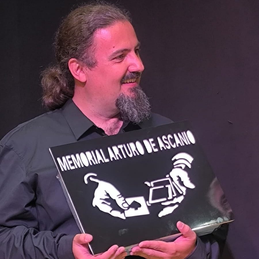 logicortex's tweet image. Y entre tanta ciencia, un poco de arte... ¡HE GANADO EL PREMIO ASCANIO 2025! Tengo el honor de grabar mi nombre en el listado de "Magos del Año" de la SEI. Todavía no me creo formar parte del Olimpo de la magia española... ¡Da vértigo!

¡QUE VIVA LA MAGIA! ♠️♥️♣️♦️