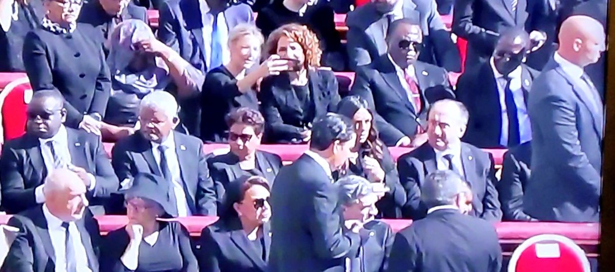 Hay una escena maravillosa en Dos tontos muy tontos en la que uno suelta: «Justo cuando pensé que no podías ser más tonto, haces algo como esto... ¡y te redimes por completo!».

Me la han recordado Yolanda Díaz y María Jesús Montero haciéndose un selfie en el funeral del papa.