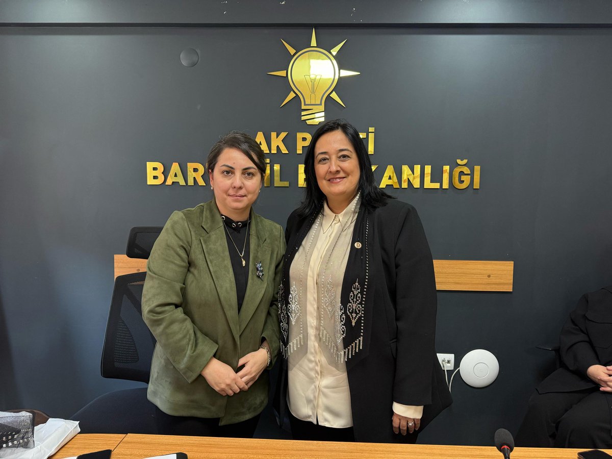 EmelGozukara_D's tweet photo. 📍 Bartın

Bartın İl Başkanlığımızda; Genel Merkez Kadın Kolları MKYK Üyelerimiz Sn. Hatice Çakmak, Sn. Gülsüm Sezer Karataş,  İl Kadın Kolları Başkanımız Sn. Evren Ayvaz, Yönetim Kurulu Üyelerimiz ve İlçe Kadın Kolları Başkanlarımızla bir araya gelerek, istişarelerimizi ve birebir görüşmelerimizi gerçekleştirdik.

Nazik misafirperverliği için İl Kadın Kolları Başkanımız Sn. Evren Ayvaz’a, Yönetimine ve İlçe Kadın Kolları Başkanlarımıza teşekkür ediyorum.
@AKKADINGM 
@tugbaisikercan 
@hatice_cakmak_ 
@evrenayvazz