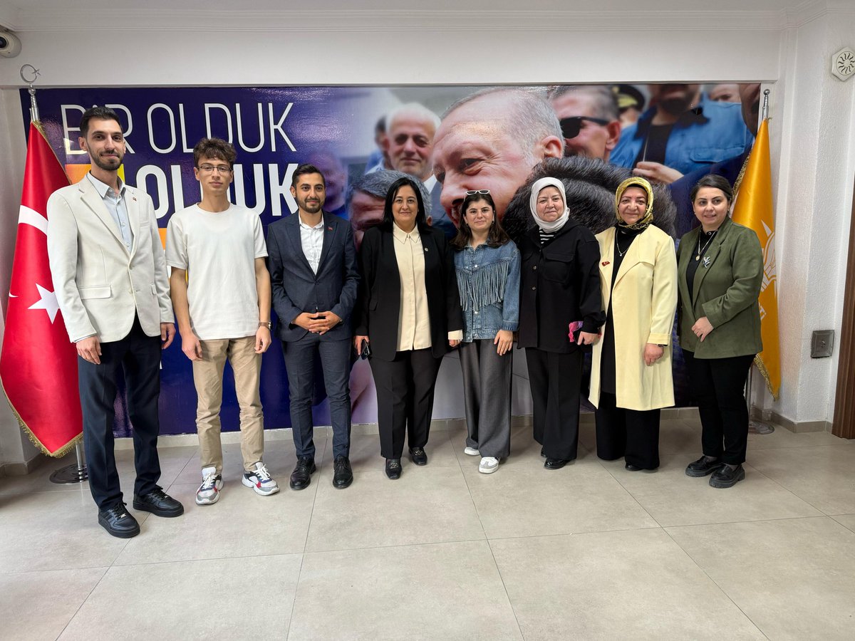 EmelGozukara_D's tweet photo. 📍 Bartın

Bartın İl Başkanlığımızda; Genel Merkez Kadın Kolları MKYK Üyelerimiz Sn. Hatice Çakmak, Sn. Gülsüm Sezer Karataş,  İl Kadın Kolları Başkanımız Sn. Evren Ayvaz, Yönetim Kurulu Üyelerimiz ve İlçe Kadın Kolları Başkanlarımızla bir araya gelerek, istişarelerimizi ve birebir görüşmelerimizi gerçekleştirdik.

Nazik misafirperverliği için İl Kadın Kolları Başkanımız Sn. Evren Ayvaz’a, Yönetimine ve İlçe Kadın Kolları Başkanlarımıza teşekkür ediyorum.
@AKKADINGM 
@tugbaisikercan 
@hatice_cakmak_ 
@evrenayvazz