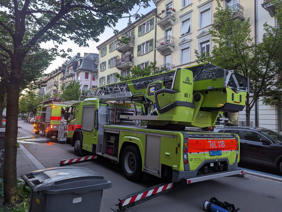Schutz & Rettung ZH (@schutzrettungzh) on Twitter photo #Einsatz im Kreis 3: Zwei Personen mussten nach Vollbrand in Wohnung hospitalisiert werden. Eine Person über Autodrehleiter gerettet. Sanität, Berufsfeuerwehr und <a href="/StadtpolizeiZH/">Stadtpolizei Zürich</a> stehen gemeinsam im Einsatz. Mehr dazu in der #Medienmitteilung: bit.ly/4337M2P #Einsatz im Kreis 3: Zwei Personen mussten nach Vollbrand in Wohnung hospitalisiert werden. Eine Person über Autodrehleiter gerettet. Sanität, Berufsfeuerwehr und <a href="/StadtpolizeiZH/">Stadtpolizei Zürich</a> stehen gemeinsam im Einsatz. Mehr dazu in der #Medienmitteilung: bit.ly/4337M2P