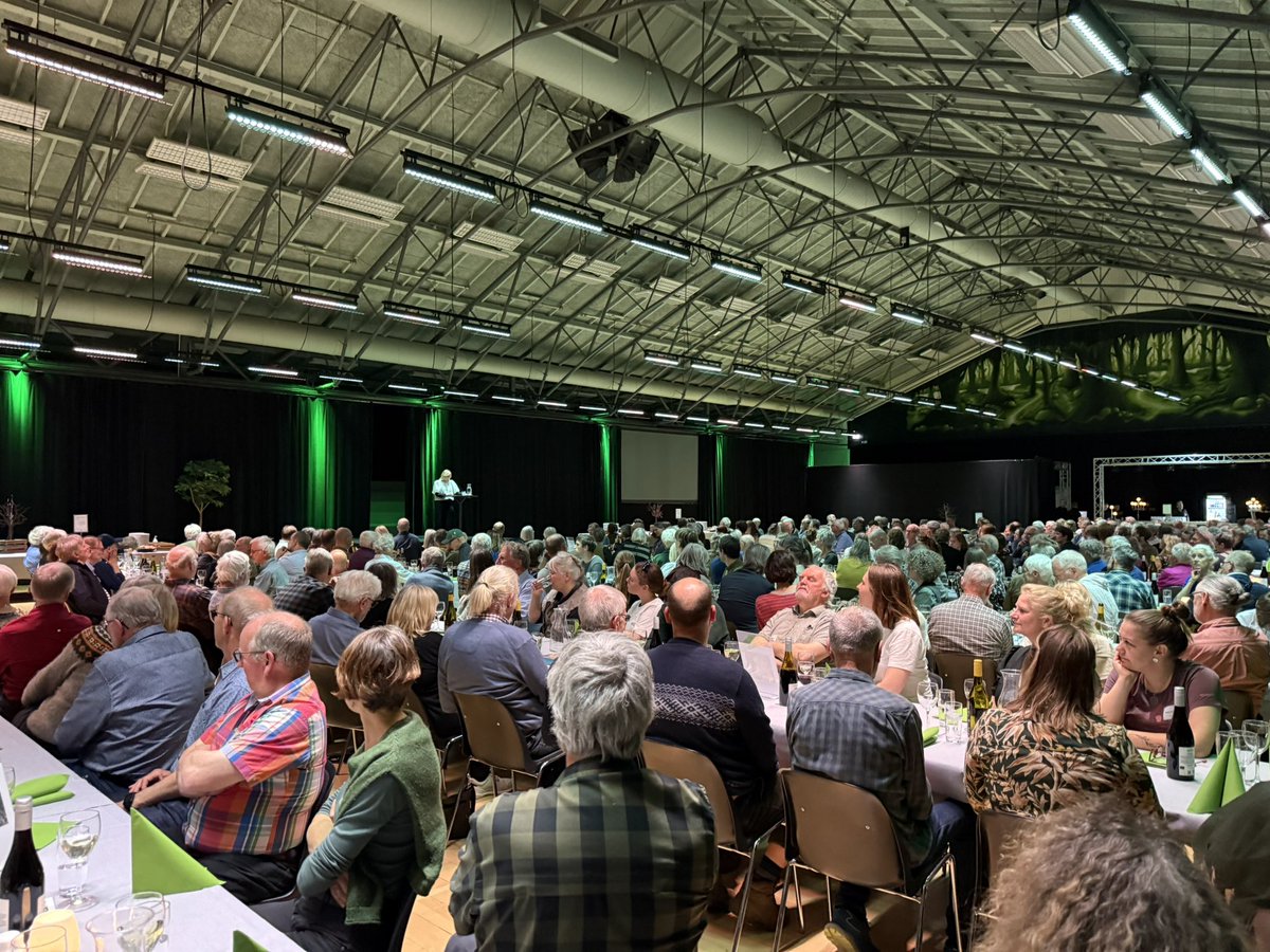 Tusind tak til Mona Juul for en fremragende, begejstret og forpligtende festtale til DNs grønne landsmøde. 

Om generationskontrakten. Begejstringen for vores natur. Og et ærligt løfte om at holde den grønne konservative fane højt - også når det bliver svært.

Tak 💚🌳🌱🦅