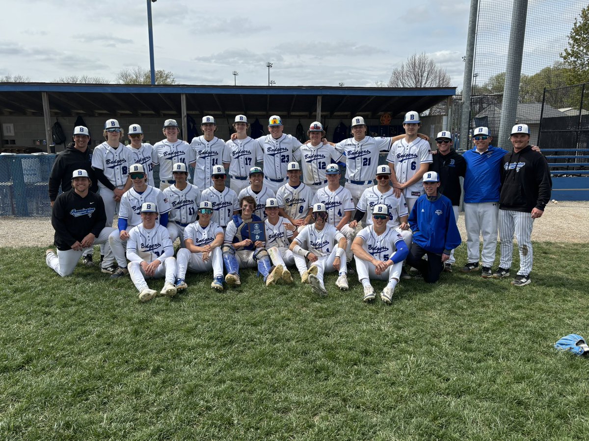 The badgers got the win against Westview to claim the Bennington Classic championship. Brandt Schmidt pitched a complete game striking out 5 while only giving up 4 hits. Boever and Essink put together some timely hitting in the bottom of the 6th to take the lead 3-2. Go Badgers!!