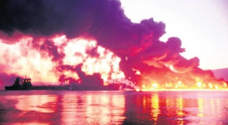 Kanal İstanbul'un ekonomik getirisini bilmem; ama dünyanın en güzel yerlerinden biri olan Boğaz'ın korunması asla göz ardı edilemez.

Karaya oturan, yalıları yıkan, Boğaz'da günlerce yanan tankerler gerçeğini görmemek için kör olmak lazım.