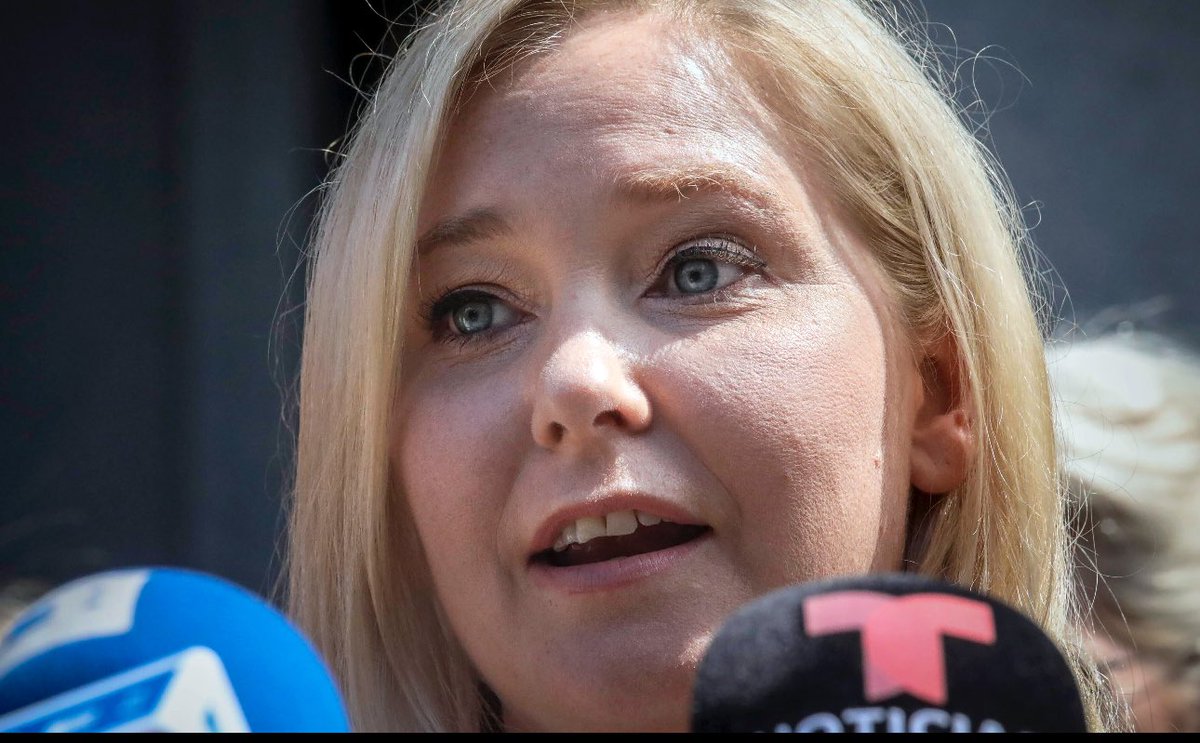 SaadetOzkanEfe's tweet photo. Virginia Giuffre, Jeffrey Epstein’in cinsel istismar ağıyla ilgili en tanınmış mağdurlarından biri ve İngiltere Prensi Andrew’a yönelik suçlamalarıyla bilinen isim, 41 yaşında Batı Avustralya’daki çiftliğinde hayatına son verdi. Ailesi, Giuffre’nin yaşamı boyunca maruz kaldığı cinsel istismar ve insan kaçakçılığının yarattığı ağır yükün sonunda dayanılmaz hale geldiğini belirtti .

Giuffre, 17 yaşındayken Epstein tarafından Prens Andrew’a cinsel ilişki için zorlandığını iddia etmiş ve 2021’de açtığı dava sonucunda 2022’de Prens Andrew ile kamuya açıklanmayan bir tazminat karşılığında uzlaşmaya varmıştı.

Son dönemlerde sağlık sorunları ve kişisel zorluklarla mücadele eden Giuffre, Mart ayında geçirdiği bir otobüs kazasının ardından hastaneye kaldırılmış ve böbrek yetmezliği teşhisi konmuştu. Bu olaydan birkaç hafta sonra, sosyal medya hesabında “sadece dört günüm kaldı” şeklinde bir paylaşımda bulunmuştu . 

Ailesi ve yakın çevresi, Giuffre’yi cinsel istismar mağdurları için cesur bir savunucu ve mücadeleci olarak tanımladı. Onun ölümü, cinsel istismarın uzun vadeli psikolojik etkileri ve mağdurların desteklenmesinin önemi konusunda yeniden farkındalık yaratmıştır . 

Giuffre’nin vefatı, cinsel istismar mağdurlarının yaşadığı zorlukları ve bu tür travmaların uzun vadeli etkilerini bir kez daha gündeme getirmiştir.