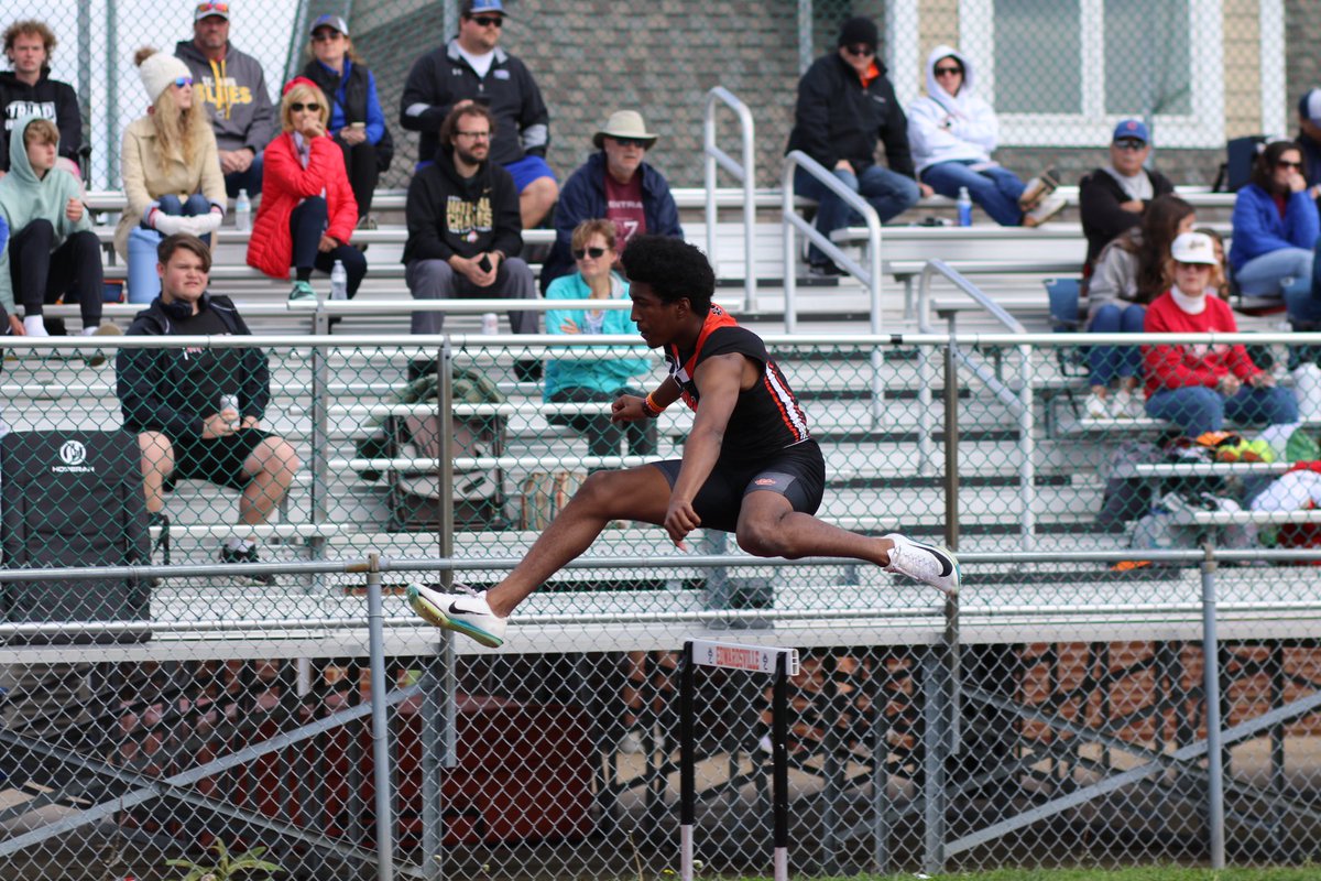 300IH | Kaden Wilson runs a PR for a third place finish. 

~40.69~