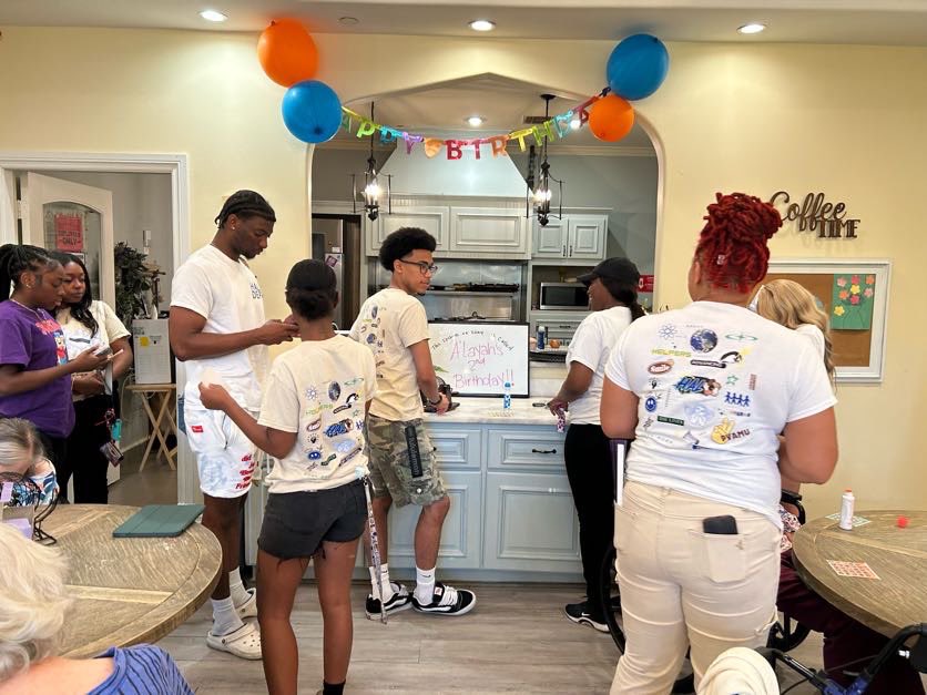HALOPVAMU's tweet image. Halo had a wonderful time at Village Green Memory Care Community Center, playing bingo, assisting with meals, and baking sweet treats together. Thank you to everyone who made this day so special! 💙💚

#pvamu28 #pvamu25 #pvamu26 #pvamu27 #pvamu #halopvamu #beahalo🌎