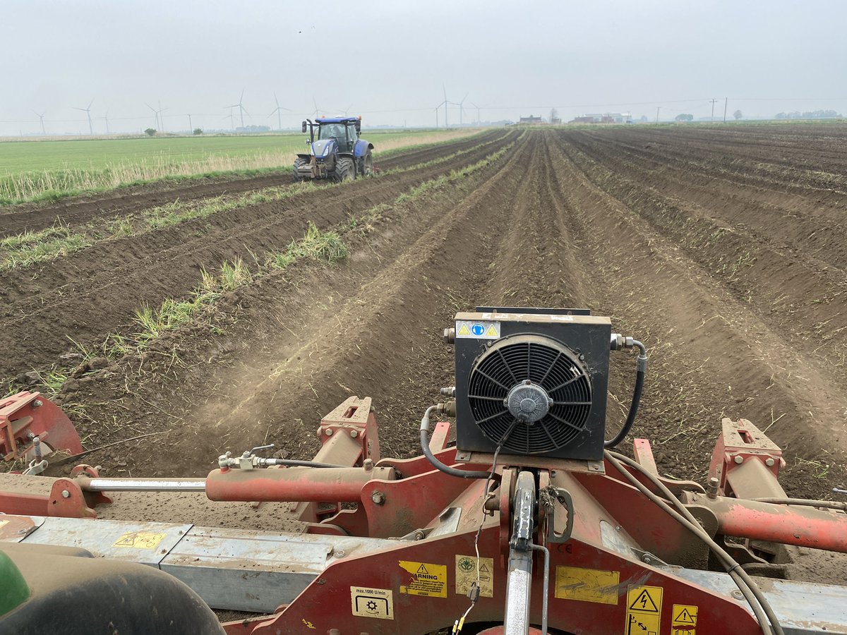 Todays potato planting views 👨‍🌾🥔🚜

 #Agriculture  #farmerluke  #education #farming  #downondaintreefarm #potatoes #fyp