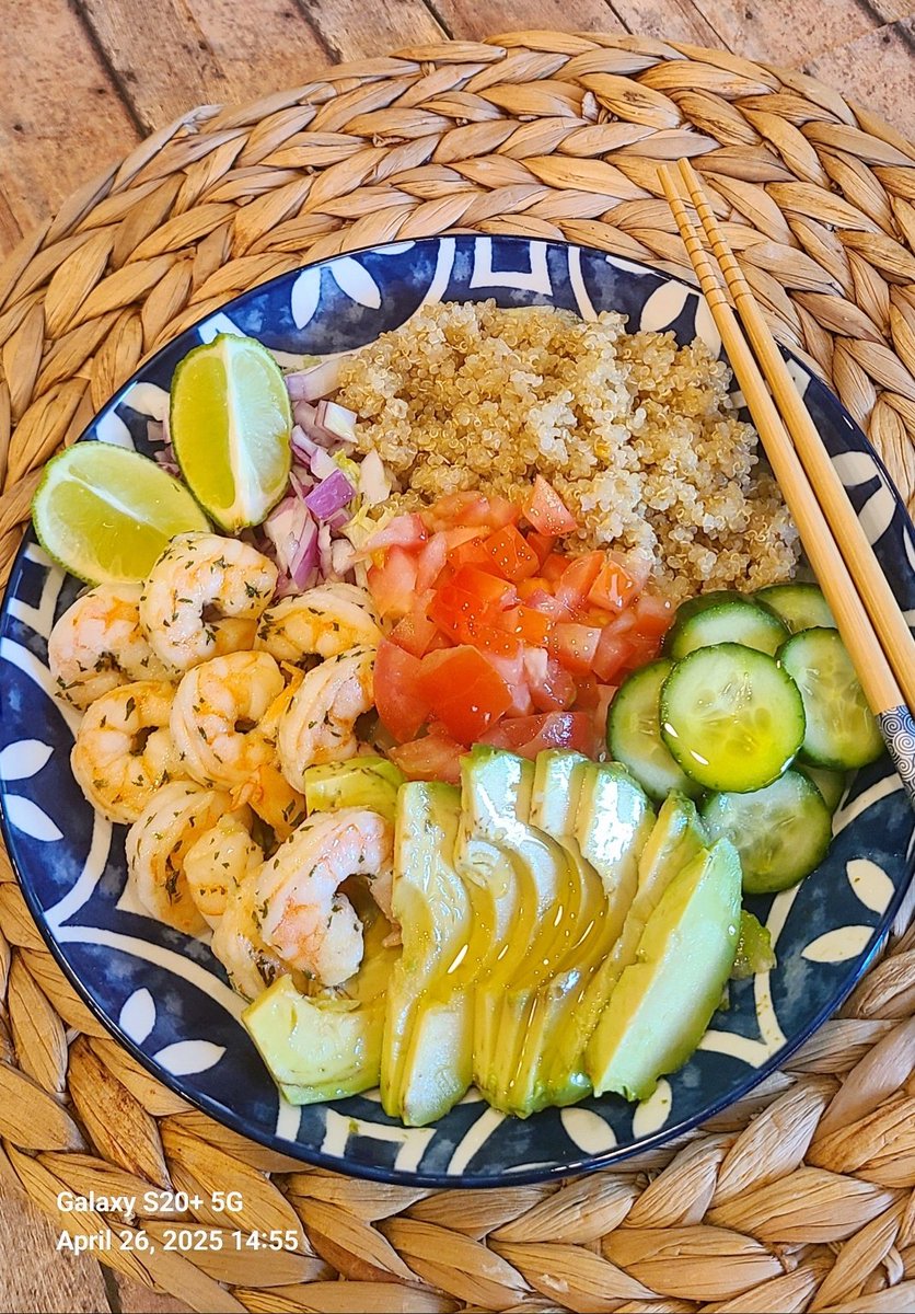 moffitcarla's tweet photo. Poke bowl con quinoa, gambones, pepino persa, tomate, aguacate, cebolla roja, lechuga tierna y un aliรฑo de salsa de soja, balsรกmico de mรณdena, AOVE, mostaza de Dijon y miel o sirope de arce. De-lish!!โค๏ธ๐๐
El sรกbado, muy bien!!#saturdaycooking https://t.co/wCy7mX9oMm