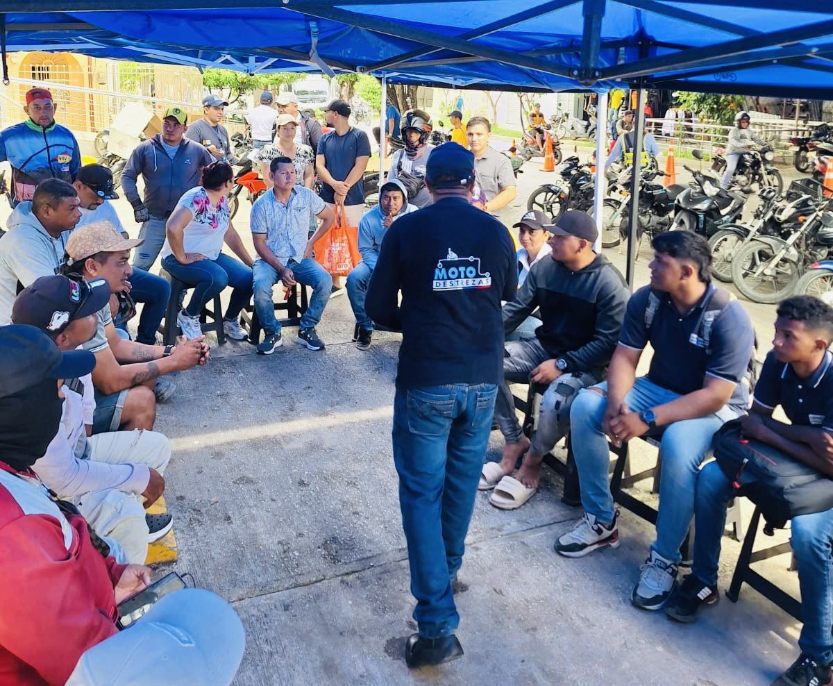 ansvcol's tweet photo. 🇨🇴 #NosMovemosPorLaVida de quienes se transportan en moto en #Sincelejo. 🏍️

En conjunto con la Secretaría de Movilidad de @alcaldiasljo, sensibilizamos en #SeguridadVial a motociclistas de la capital sucreña. 

📍Avenida San Carlos. 🛣️ https://t.co/KukCK0SpCz