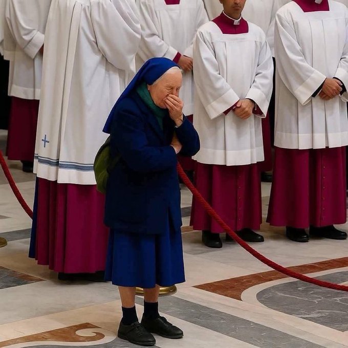 Tal vez la imagen más conmovedora en el velorio del papa Francisco, una pequeña monja de 81 años, amiga del pontífice desde hace 40.  Geneviève Jeanningros, rompió el protocolo para llorar su muerte.