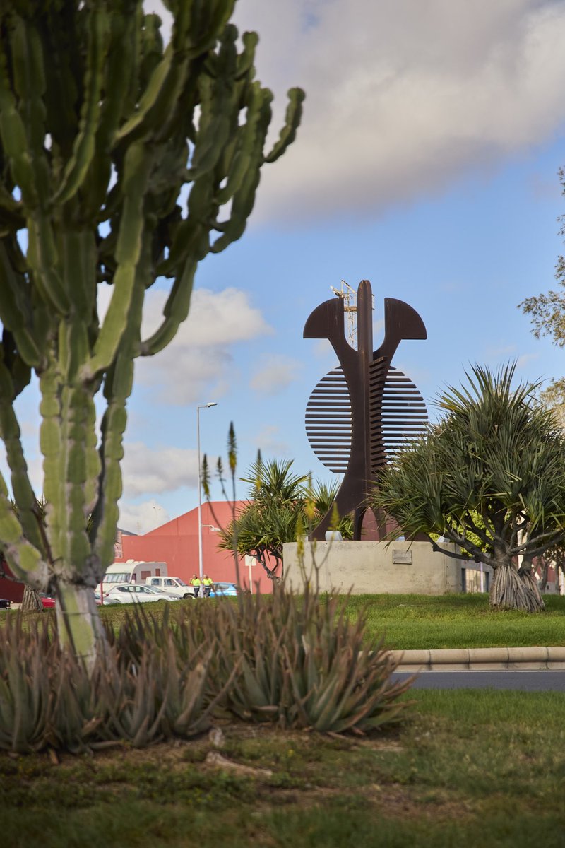 🌙A orillas del Barranco de Los Pozos se alza la escultura Homenaje a la Luna, una obra que juega con las sombras y el acero para rendir tributo a nuestro satélite. 
#HomenajeALaLuna #EsculturaEnPuerto #ArteUrbano #PuertoDelRosario
