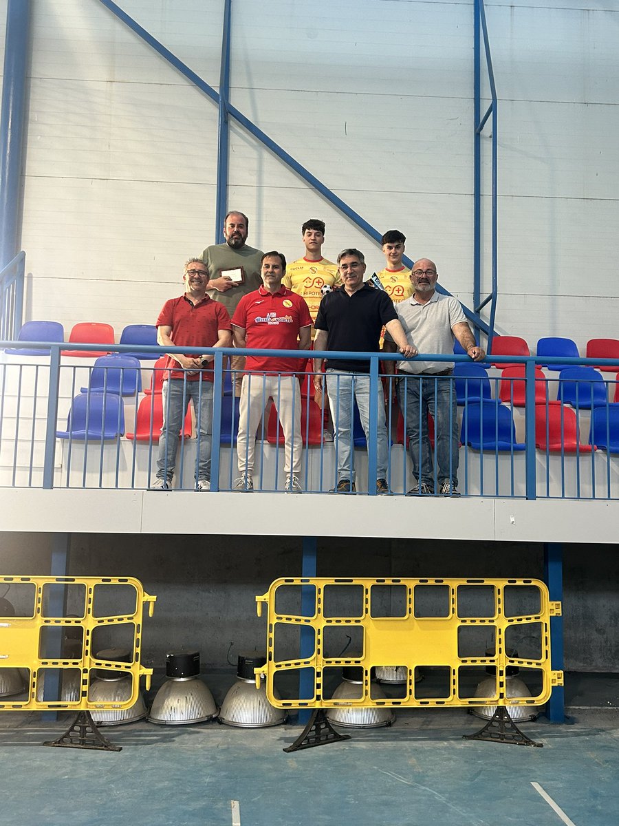 [CLUB] Liga 2ªB / Jornada 29 

VICTORIA en el Municipal. 
En el partido de hoy, se ha echo entrega de los trofeos.
- Maximo goleador: Mario Garcia
- Mejor jugador: Mario Garcia
- Trofeo Pundonor: Fer
También se ha echo entrega de una placa a Quique Soto.