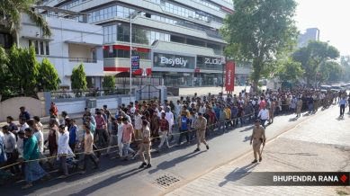 PeaceJustice4U's tweet image. Today in #India Govt has #arbitrarily arrested over 1000 unrecognized #Bangladesh people. Force to walk them on the street with handcuffs. Which is #HumanRightsViolations &amp;amp; #Geneva #convention. #HRC58 @A1Policy @ChathamHouse @AsiaSociety @EURightsAgency @ILA_official @HRF @coe