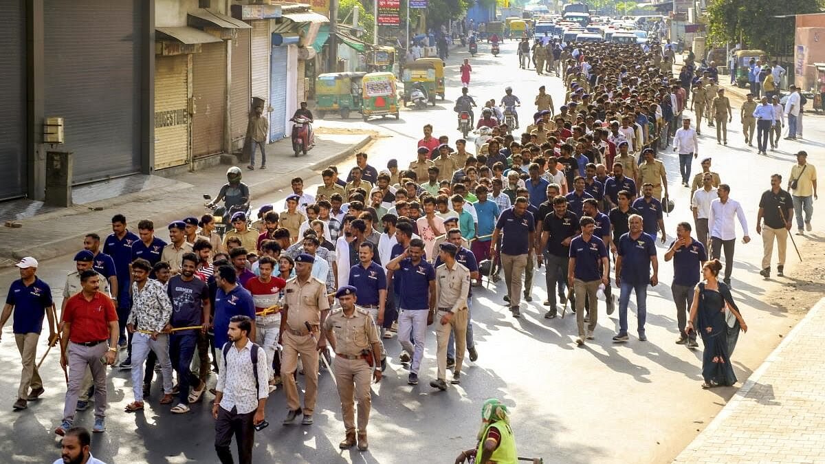 PeaceJustice4U's tweet image. Today in #India Govt has #arbitrarily arrested over 1000 unrecognized #Bangladesh people. Force to walk them on the street with handcuffs. Which is #HumanRightsViolations &amp;amp; #Geneva #convention. #HRC58 @A1Policy @ChathamHouse @AsiaSociety @EURightsAgency @ILA_official @HRF @coe