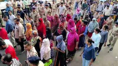 PeaceJustice4U's tweet image. Today in #India Govt has #arbitrarily arrested over 1000 unrecognized #Bangladesh people. Force to walk them on the street with handcuffs. Which is #HumanRightsViolations &amp;amp; #Geneva #convention. #HRC58 @A1Policy @ChathamHouse @AsiaSociety @EURightsAgency @ILA_official @HRF @coe