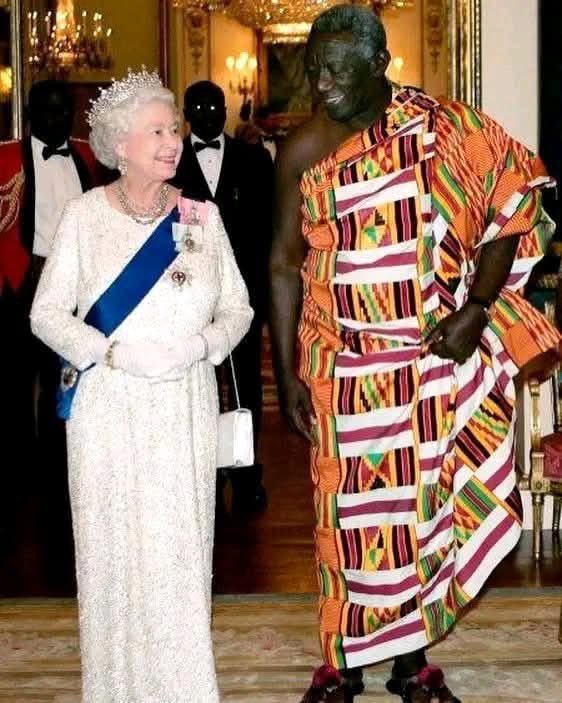 KimKimuntu's tweet photo. La reine Elizabeth II 🇬🇧et le président du Ghana🇬🇭, John Agyekum Kufuor, le 13 mars 2007.

Le tissu traditionnel associé au Ghana s'appelle le Kente. Le Kente est fabriqué par le peuple Akan. Il est composé de coton et de soie et est porté lors d'occasions spéciales. Il est très respecté dans la culture ghanéenne.

Le Kente est connu pour ses motifs colorés et symboliques, qui représentent souvent des valeurs et des messages importants dans la culture Akan. Il est un symbole de l'identité et de l'héritage culturel ghanéen.