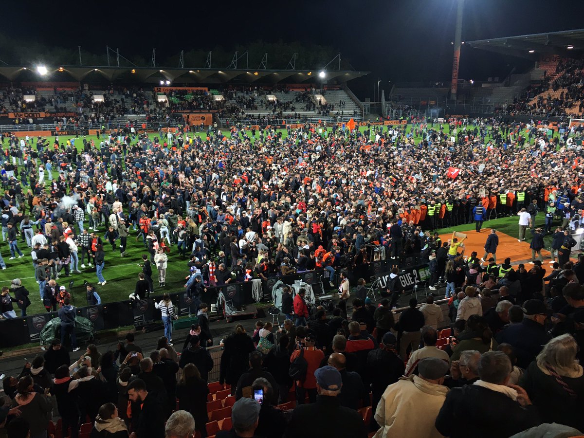 Le Moustoir fête le retour de <a href="/FCLorient/">FC LORIENT 🐟</a> en Ligue 1 après la victoire des Merlus 4-0 face aux fantômes caennais. On notera des scènes sympas de chants communs entre Lorientais et parcage caennais depuis la pelouse. On se retrouvera… un jour 🥲 #FCLSMC