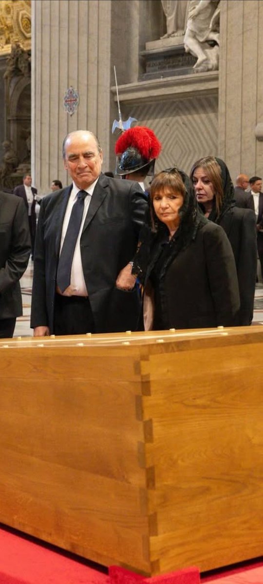 Lulamaravilla's tweet image. Esta foto me indigna. El Papá hablo en contra de la represión social. Ahi, la mujer que envía a golpear a los jubilados todos los miércoles